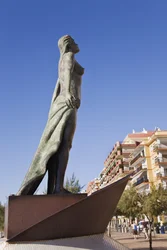 La Passeggiata con Scultura di Luis Reyes